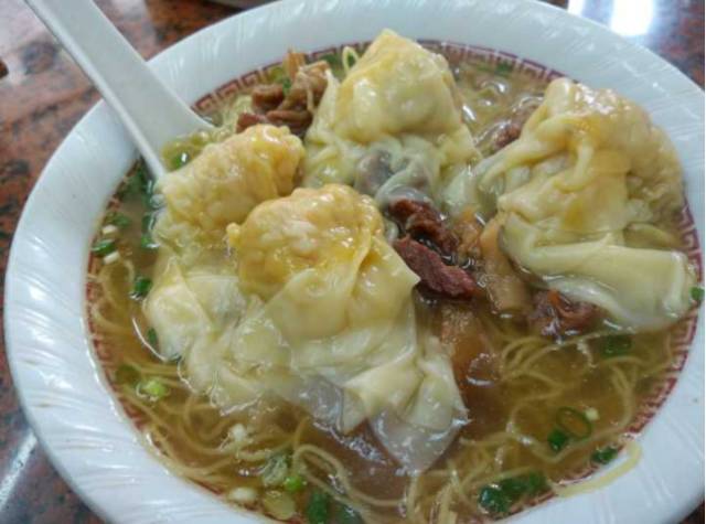 澳门六记粥面，美食街上的经典之选